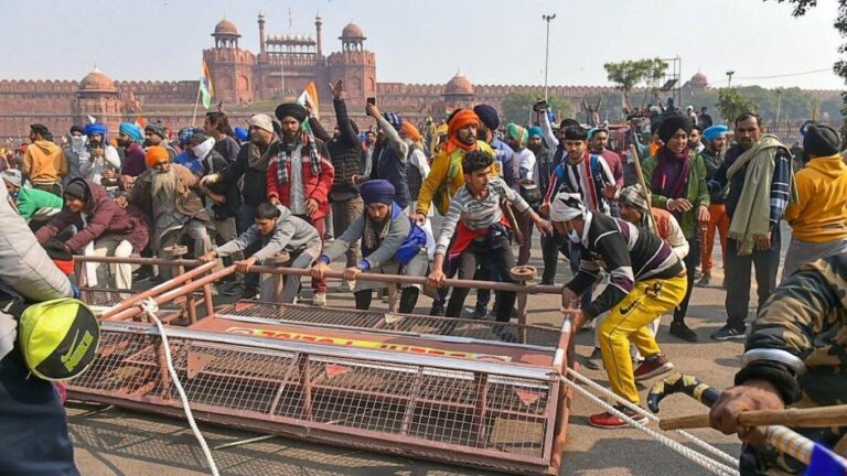 शंभू-जींद बॉर्डर पर टकराव: रात आठ बजे किसानों का विराम, कल करेंगे कूच; 10 घंटे तनाव, 19 जवान तो 100 किसान घायल